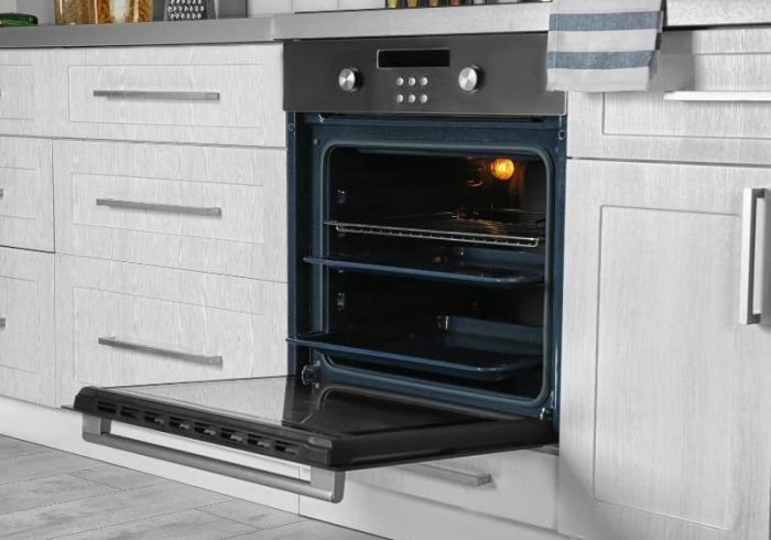 oven yang menyatu dengan meja dapur