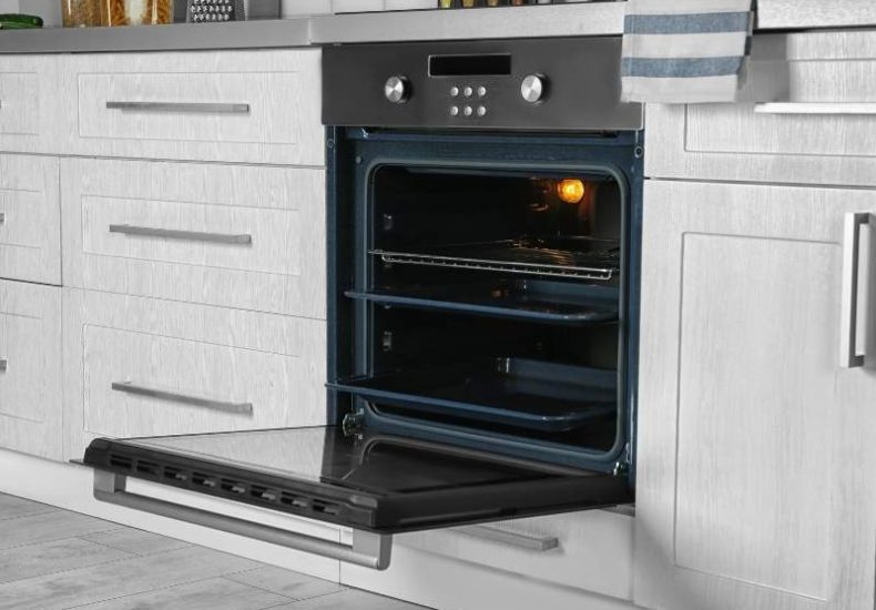 oven yang menyatu dengan meja dapur